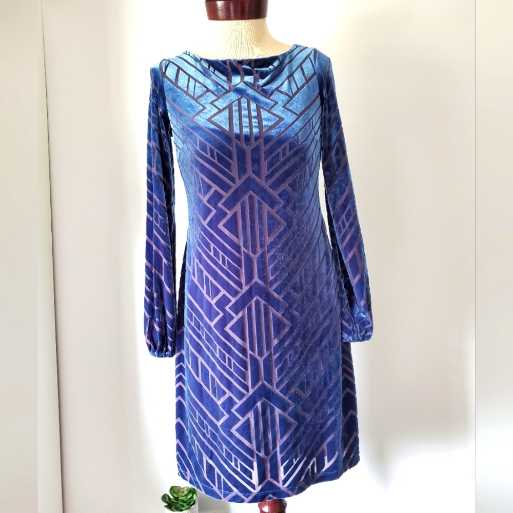 VINCE CAMUTO crushed velvet geometric dress.  Size 6